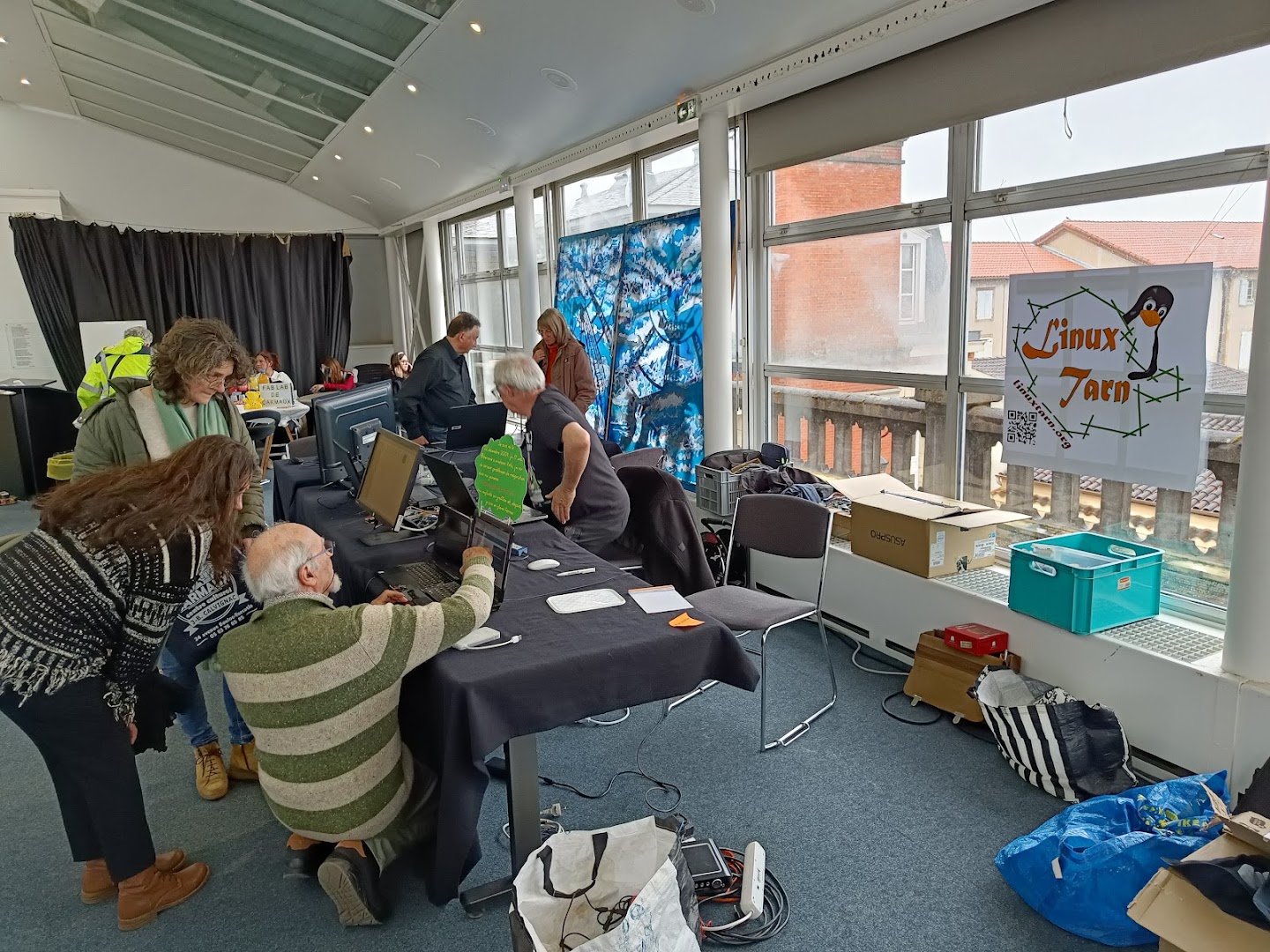 Jean montrant un PC fonctionnant avec Linux depuis 17 ans